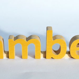 Der Name Amber gefräst aus gelb beschichtetem Multiplex