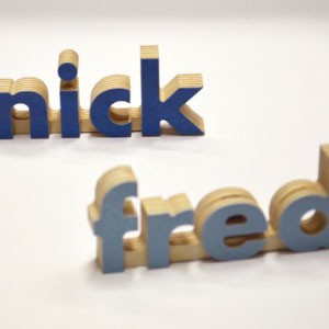 Die Namen Nick und Fred gefräst aus blau beschichtetem Multiplex